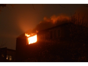 Beyoğlu’nda 5 Katlı Binanın En Üst Katı Alev Alev Yandı
