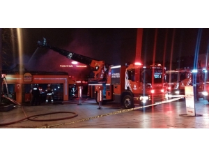 Tarihi Eyüp Meydanındaki Kafede Çıkan Yangın Paniğe Sebep Oldu