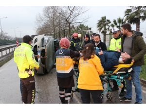 Lüks Otomobil Bariyerlere Çarpıp Yan Yattı: 2 Yaralı