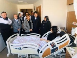 Vali Çağatay Ve Eşinden Yaralı Öğretmene Ziyaret