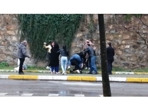 Kadından, Erkek Arkadaşına Saldıran Şahsa Tekmeli Müdahale Kamerada