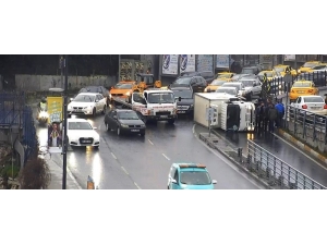 Atatürk Köprüsü Girişinde Kamyonet Devrildi