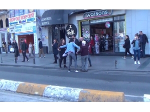 Taksim’de Tacize Uğradığını İddia Eden Genç Kız Sinir Krizi Geçirdi
