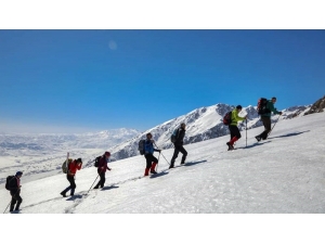 Tunceli’de 9 Kişilik Ekip, Karla Kaplı Munzur Dağları’na Tırmandı