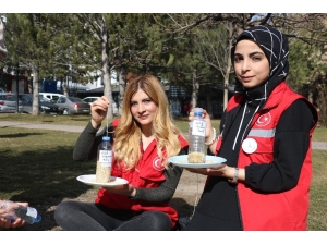 Her Birine Şehitlerimizin İsmini Verip, Tek Tek Ağaç Dallarına Astılar