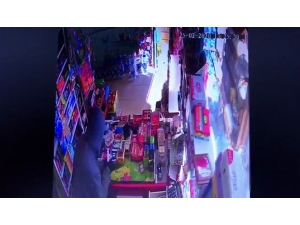 Uyuşturucu Etkisinde Olan Şahsın Bıçakla Market Soyduğu Anlar Kamerada