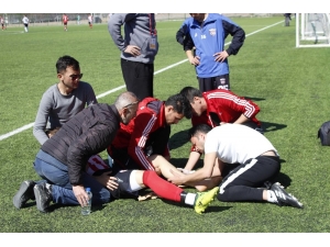 Ayağı Kırılan Futbolcu, Sedye Olmadığı İçin Kucakta Taşındı