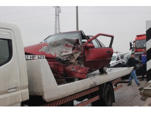 İki Otomobil Kafa Kafaya Çarpıştı: 3 Yaralı