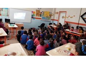 Sınır Okulundaki Öğrencilerden Küçük İmkanlarla Duygu Dolu Etkinlik