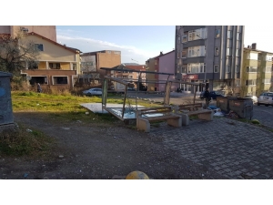 Fırtına Otobüs Durağını Devirdi