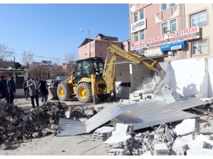 Van’daki Tekel Binasının Arkasındaki Eklentiler Yıktırıldı