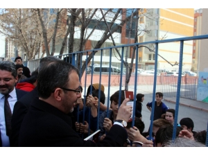 Bakan Kasapoğlu Çocuklara Kitap Ve Top Hediye Etti