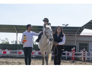 Özel Çocuklara Atlı Terapi