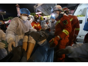 Anne Ve Oğlu Karantina Otelinin Enkazından 52 Saat Sonra Kurtarıldı