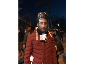 Mülteci Gençlerden ‘5 Litrelik’ Pet Şişeden Gaz Maskesi