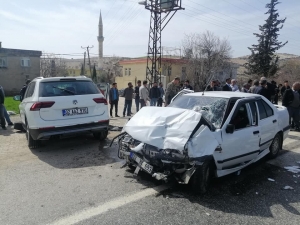 İki Otomobil Çarpıştı: 3 Yaralı