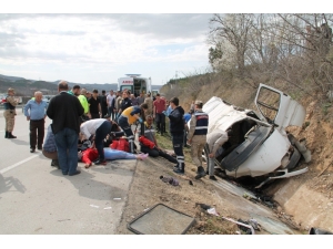 Amasya’da Minibüs Şarampole Yuvarlandı. İlk Belirlemelere Göre 9 Kişi Yaralandı.
