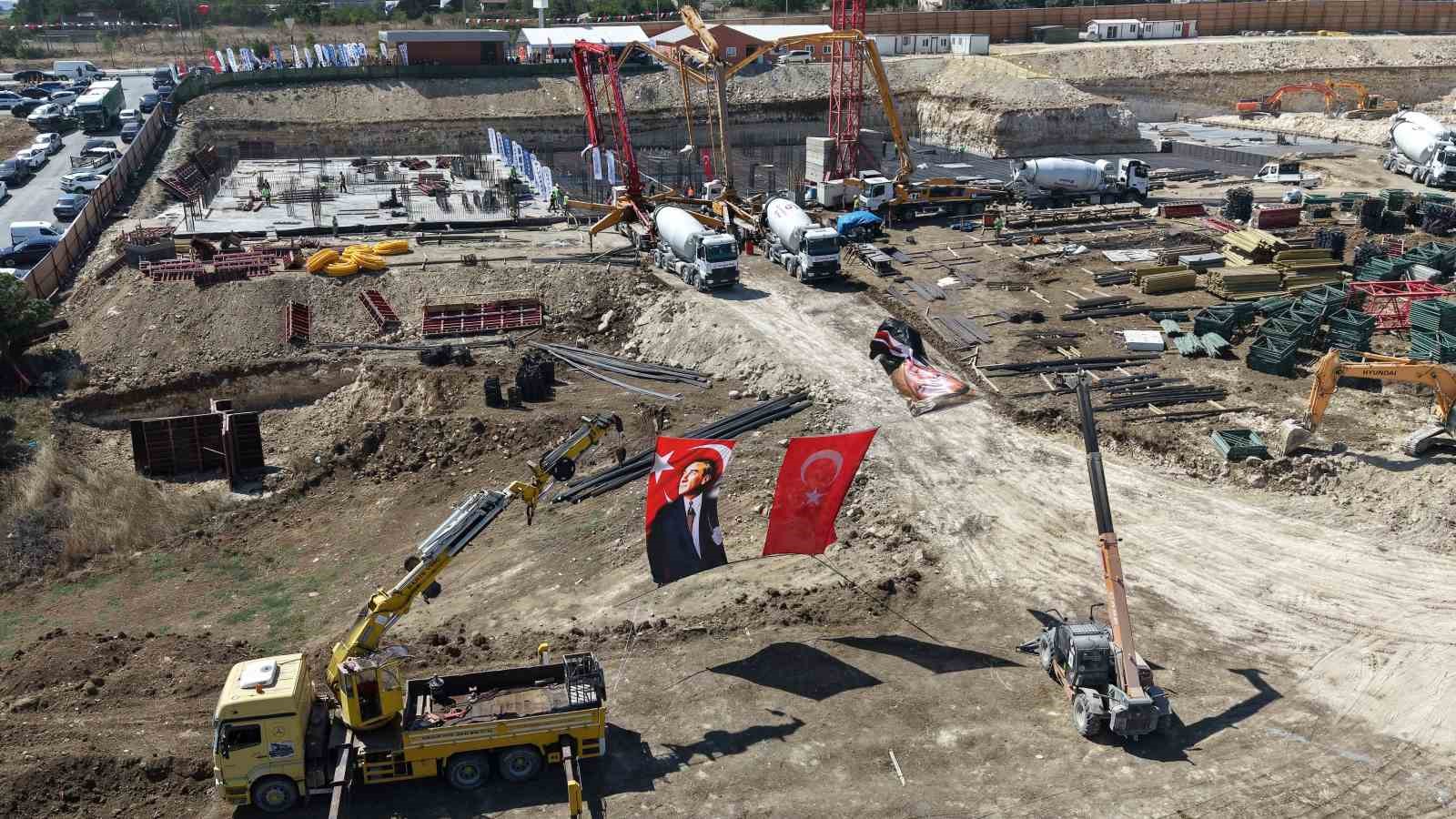 17-agustos-depreminin-sene-i-devriyesinde-arnavutkoy-de-yeni-konutlarin-temeli-atildi