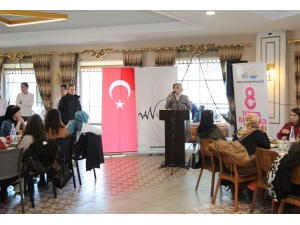 Van Büyükşehir Belediyesinin Kadın Çalışanları Yemekte Bir Araya Geldi