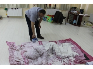 Kadın Cinayetlerine Dikkat Çekmek İçin Öğrencisini Alçı İle Kapladı