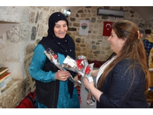 Viranşehir’de Kadınlara Karanfil