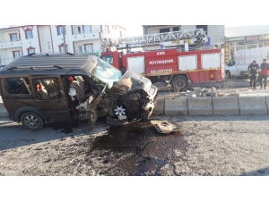 Çaldıran’da Kamyonetler Çarpıştı: 1 Ölü, 4 Yaralı