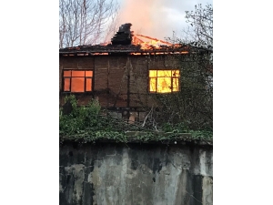 İki Katlı Ahşap Ev Alevlere Teslim Oldu