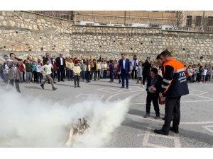 Bayburt’ta Öğrencilere Deprem Ve Yangın Eğitimi Veriliyor