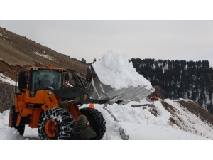 4 Aydır Kardan Kapalı Yol Ulaşıma Açıldı