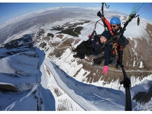 Tekerlekli Sandalyesini Bırakıp Hayallerine Uçtu