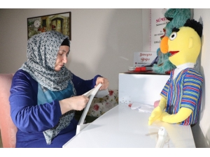 Yaptığı Kuklalar Çocukları Okula Bağlıyor