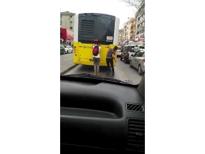 Otobüsün Arkasına Takılan Patenli Gençlerin Tehlikeli Yolculuğu Kamerada