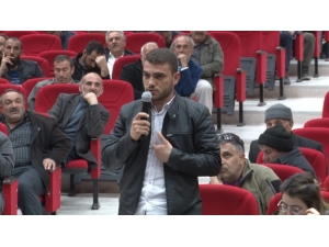 Çiftçi Toplantısında Genç Çiftçiden, Valiye Serzeniş