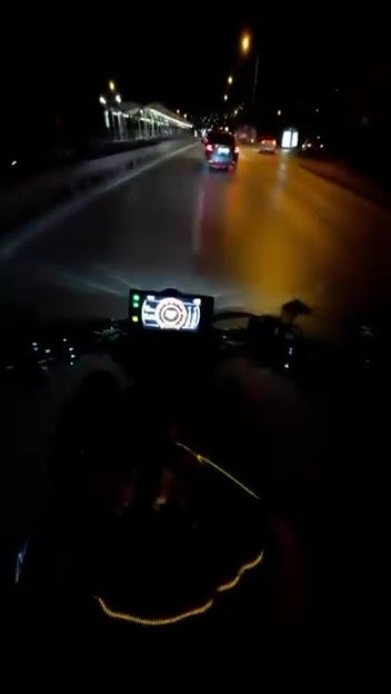 sollamak-isterken-otomobile-carpti-motosikletteki-2-kisi-olumden-dondu