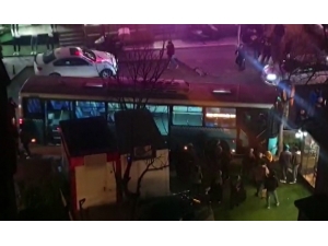 Freni Boşalıp Kaldırıma Çıkan Otobüs Az Kalsın Kafeye Dalacaktı