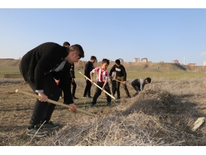 Minik Eller, Tırmık Ve Kürekle Kendi Futbol Sahalarını Kendileri Yaptı