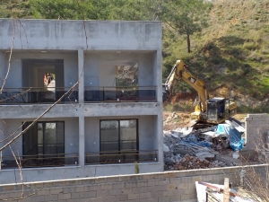 Adrasan’da Kaçak Yapılar Yıkılıyor