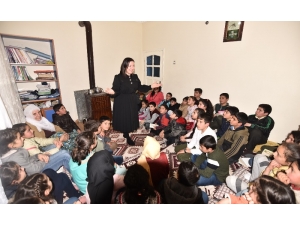 Köy Köy Dolaşıp Çocukları Masallarla Buluşturuyorlar