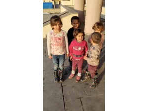 Okul Önünde İstiklal Marşı Okuyan Minikler Renkli Görüntüler Oluşturdu