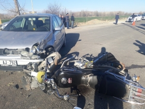 Otomobil Motosikletle Çarpıştı: 2 Yaralı