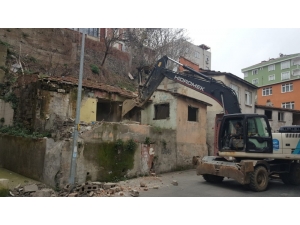 Eyüpsultan’da Tehlike Saçan Metruk Yapılar Yıkıldı