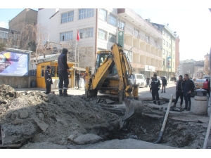 Hakkari’de Bozulan Yollar Onarılıyor