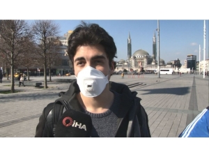 Taksim Meydanı’nda Vatandaşların Korona Virüs Önlemi