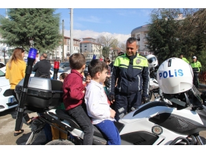 Polis Abi Ve Ablalarına Özendiler