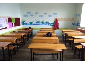 Fedakar Öğretmen Köy Okulunu Kendi İmkanları İle Yeniledi