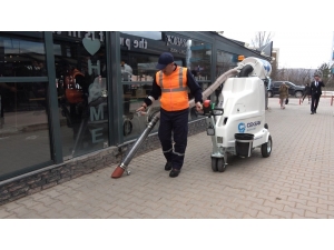 Belediye Başkanı İşçi Kıyafetiyle Temizlik Yaptı