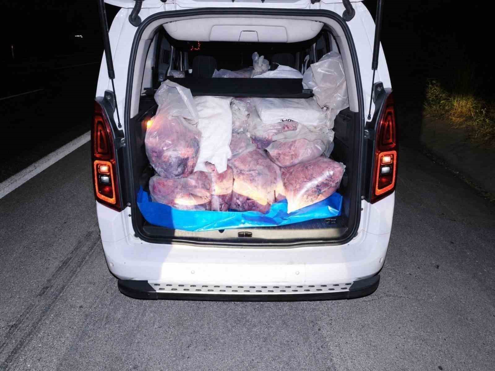 mersin-de-877-kilogram-kacak-sakatat-ele-gecirildi
