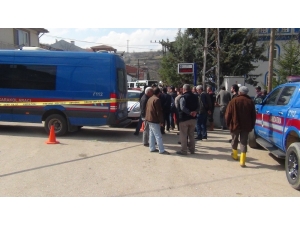 Süt Toplayan Kamyonetin Altında Kaldı