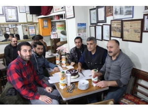 Emektar Kahveciden Emektar Gazeteciye Jest