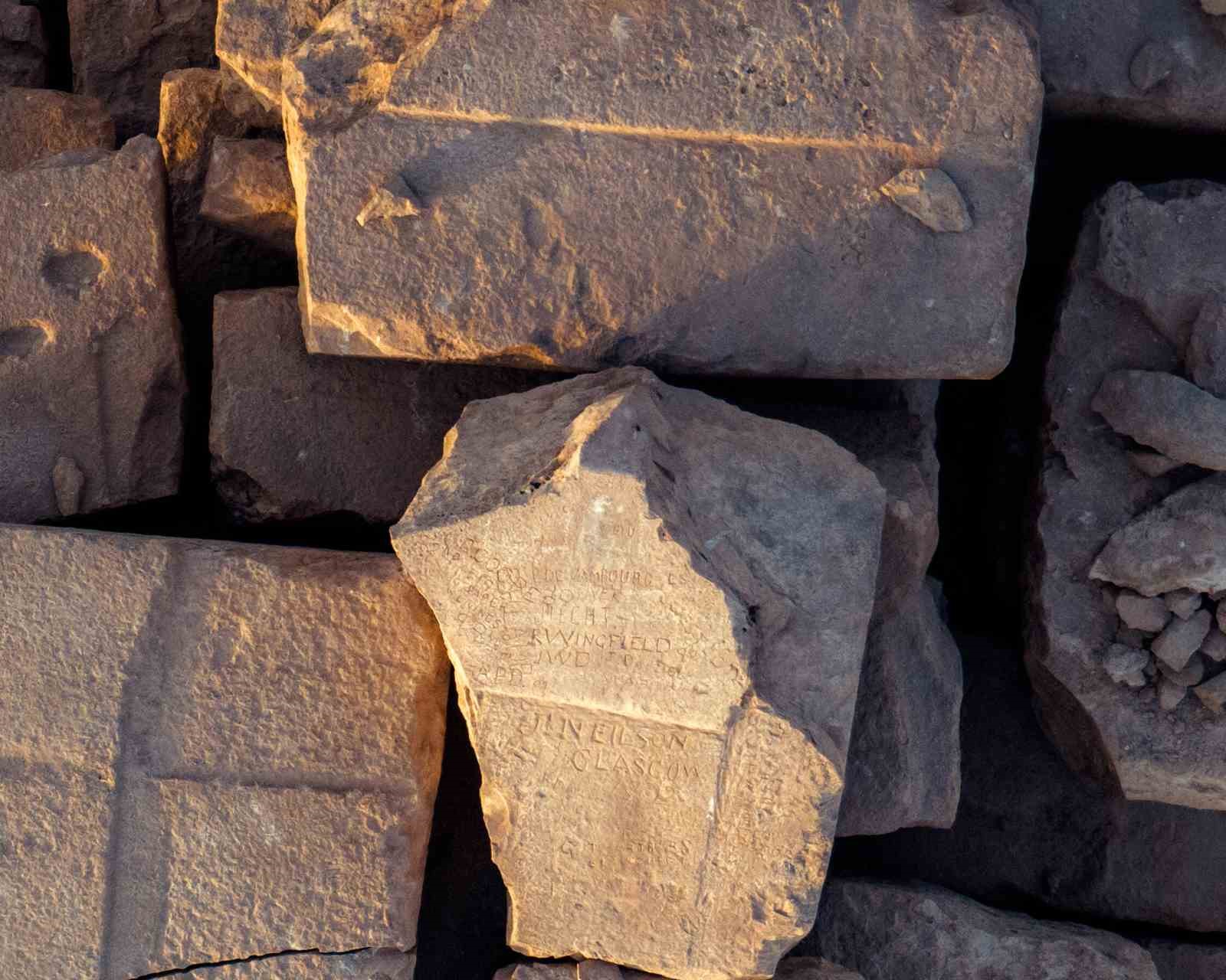 piramitlerin-zirvesinde-turistlerin-kazidigi-yazilar-ortaya-cikti